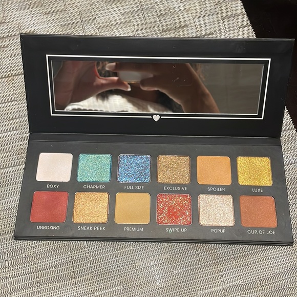 This Palette features a blend of 12 matte and shimmery shades - Picture 3 of 3